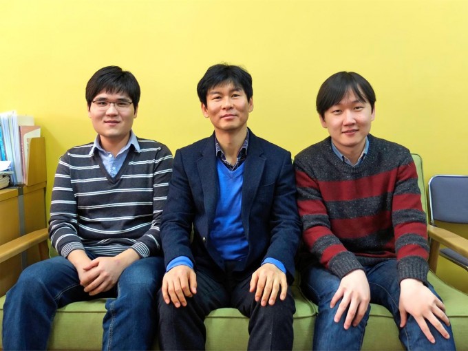 이효철 IBS 그룹리더(가운데)와 연구팀의 모습. 왼쪽은 김종구 KAIST 박사과정 학생이고 오른쪽은 김경환 IBS 연구위원이다. - IBS 제공